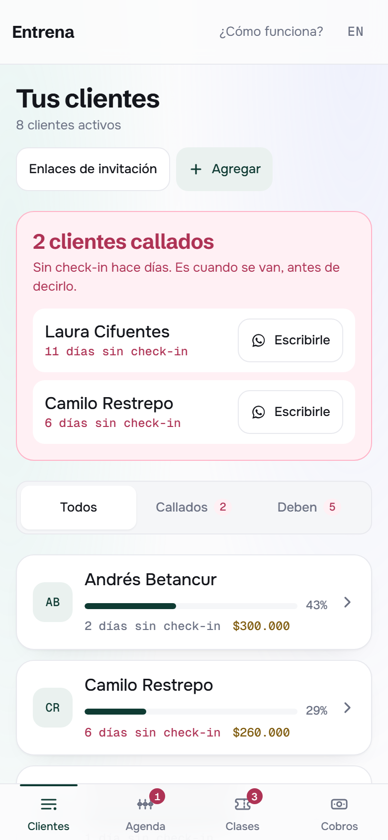 El panel del entrenador recién abierto: la lista de clientes y las cuatro pestañas abajo.
