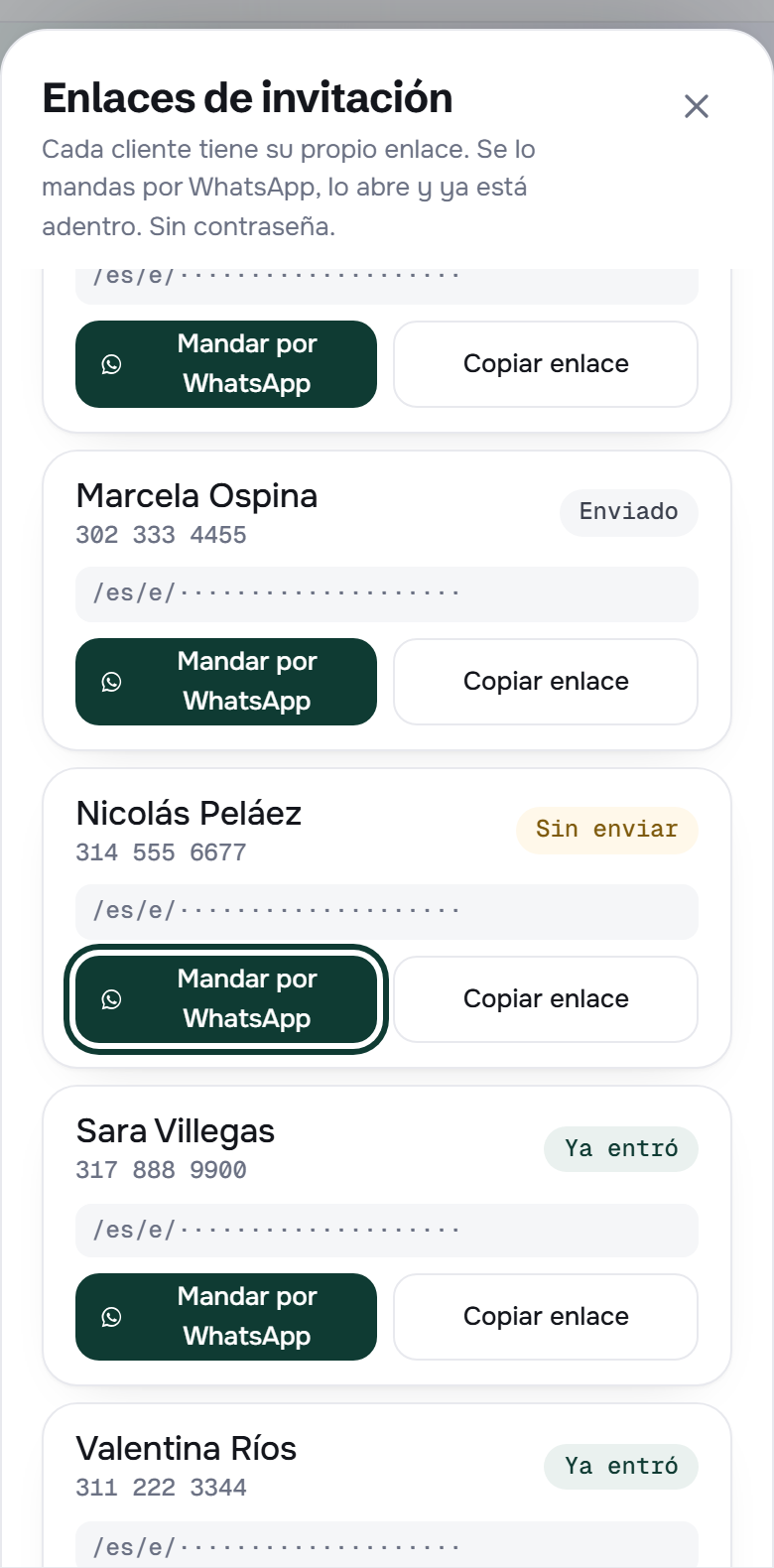 La lista de enlaces de invitación: cada cliente con su estado — sin enviar, enviado o ya entró — y el botón de mandar por WhatsApp.