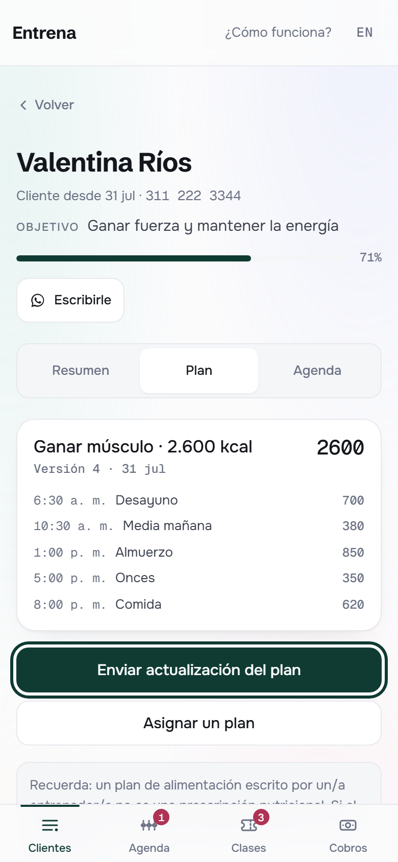 El plan de alimentación de una clienta en el panel del entrenador, con el botón de enviar la actualización resaltado.
